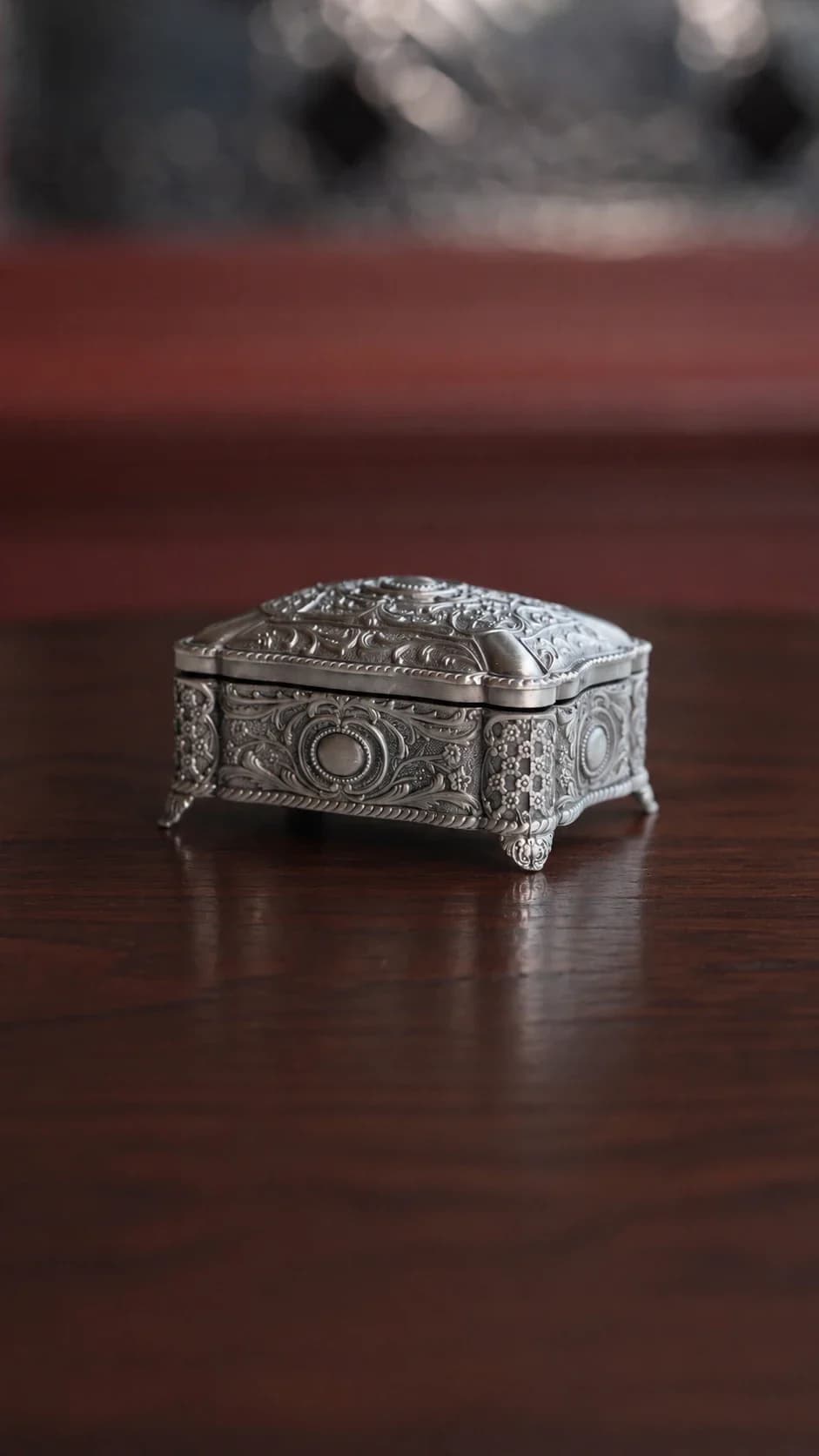 Vintage-Metalldose in Altsilber mit Blumenmotiv