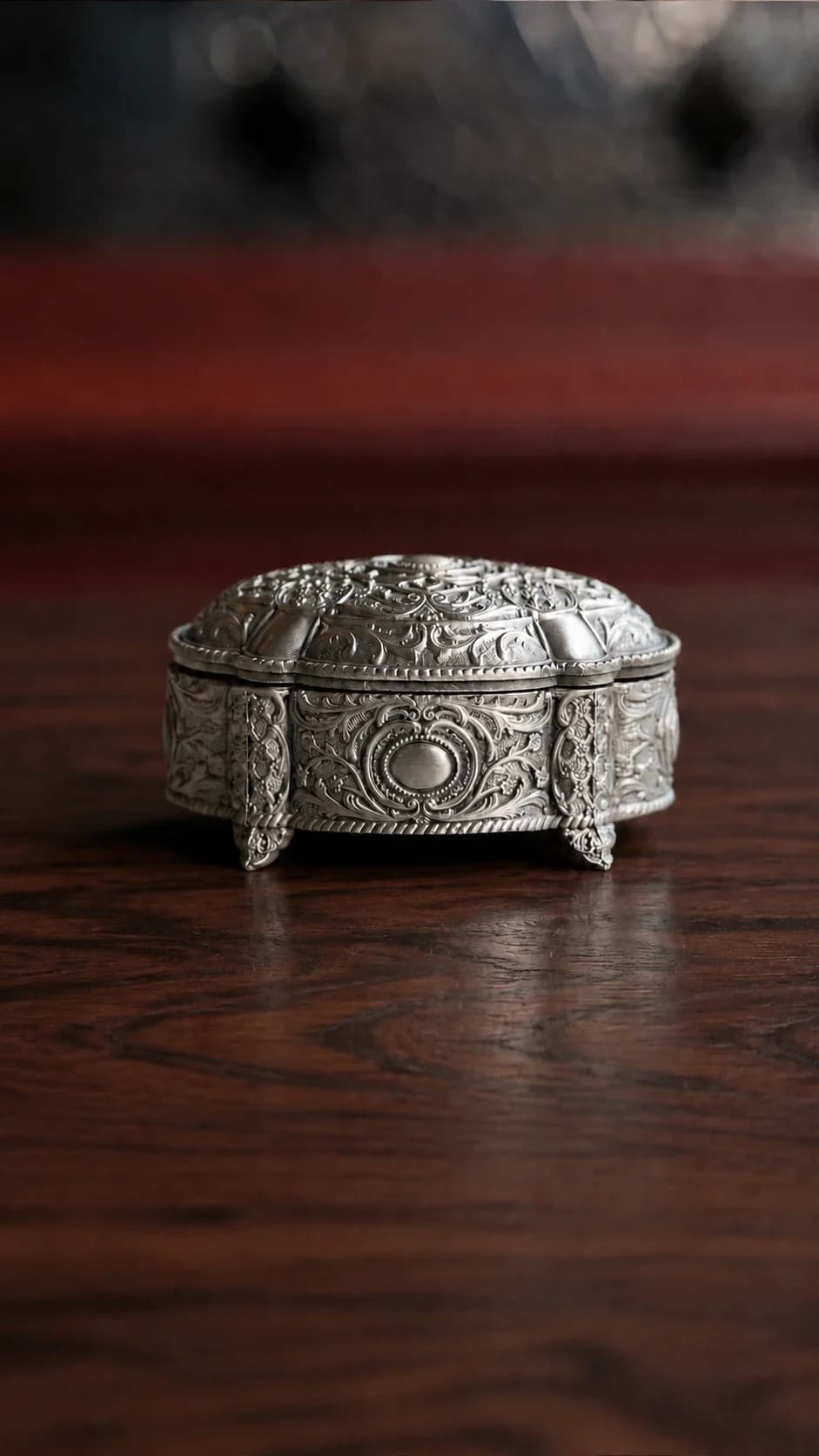 Ovale Vintage-Metalldose in Altsilber